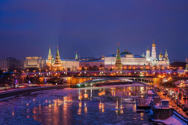 moscow-kremlin-and-big-stone-bridge-at-winter-night-featured-3-alexander-senin